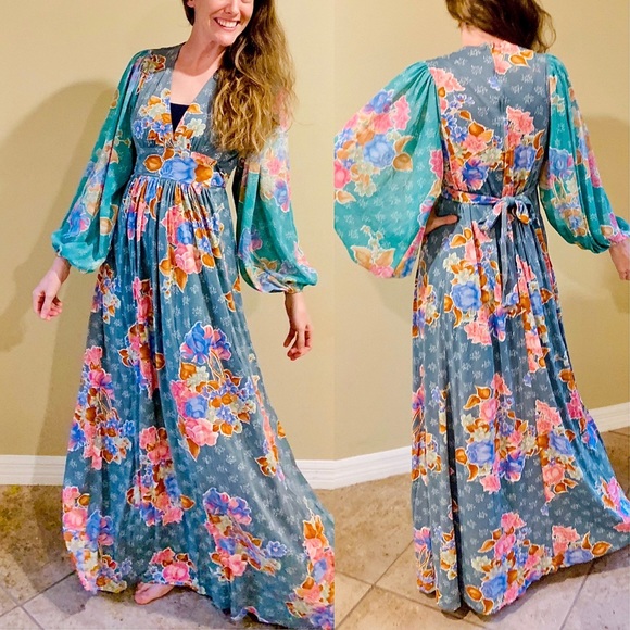 Vintage Dresses & Skirts - SOLD Vintage 60s/70s flaired sleeves dress.
